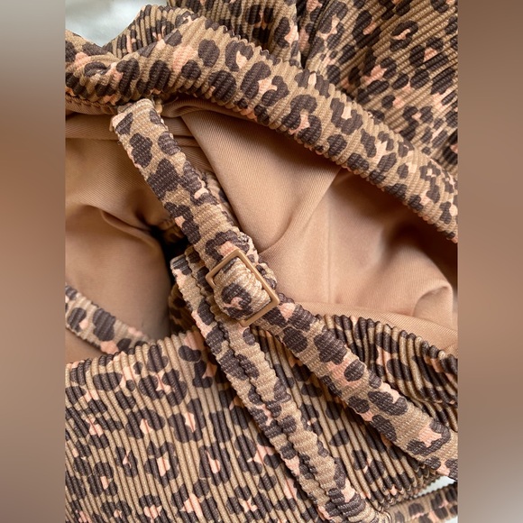aerie Leopard Ribbed Strapless One-Piece Swimsuit in Tan and pink summer beach - Picture 4 of 8